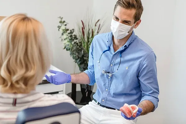 Dr. Sebastian Krause bei dem Erstberatungsgespräch Kieferorthopädie