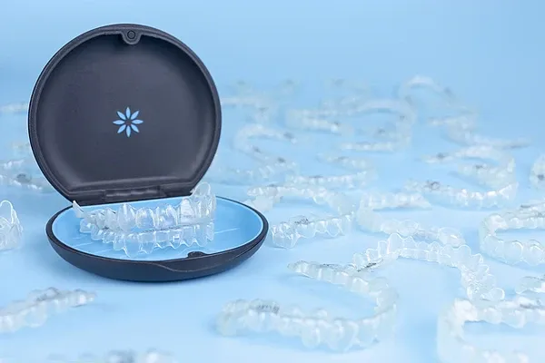 Invisalign®-Aligner nach einer MARPE- oder MSE-Behandlung zur Korrektur der Zahnstellung.