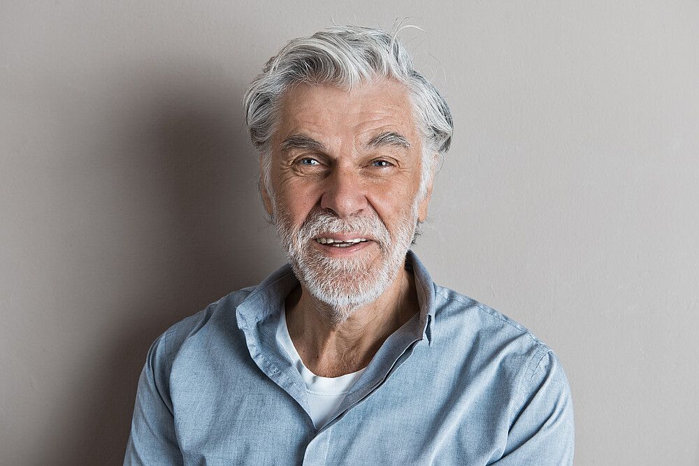 senior, mann, glücklich, zufrieden, lachen, lächeln, portrait, glück, spaß, wand, gedanken, überlegen, zukunft, best-ager, nachdenken, wohnzimmer, zuhause, zimmer, wohnung, bestager, denken, pension, grauhaarig, bart, best, ager, silver, alter, erwachsener, alleine, senioren, eine, person, europäisch, den, sechzigern, vertrauen, selbstbewußt, gelassen, gutaussehend, graues, haar, rentner, überlegung, konzentration, lebensstil, innenaufnahme, hemd, grauer, hintergrund